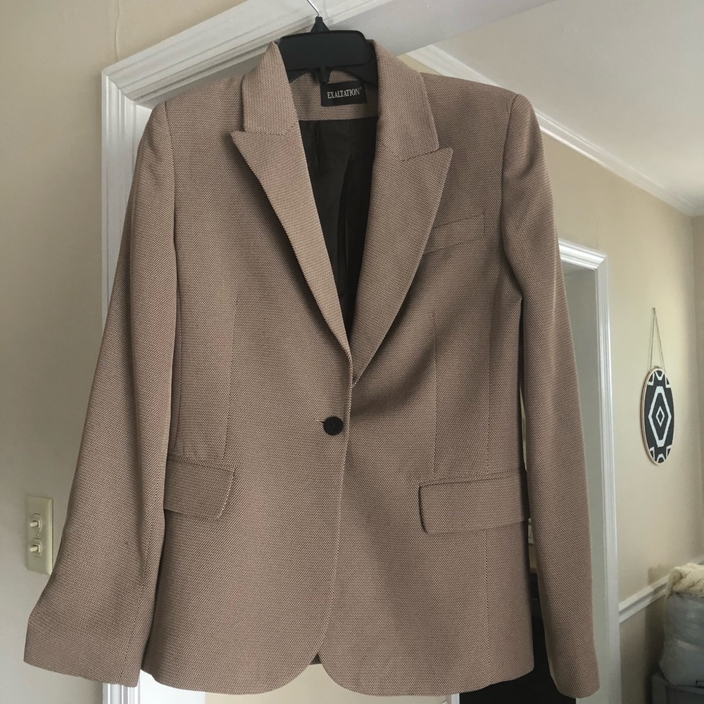 Fitted suit jacket